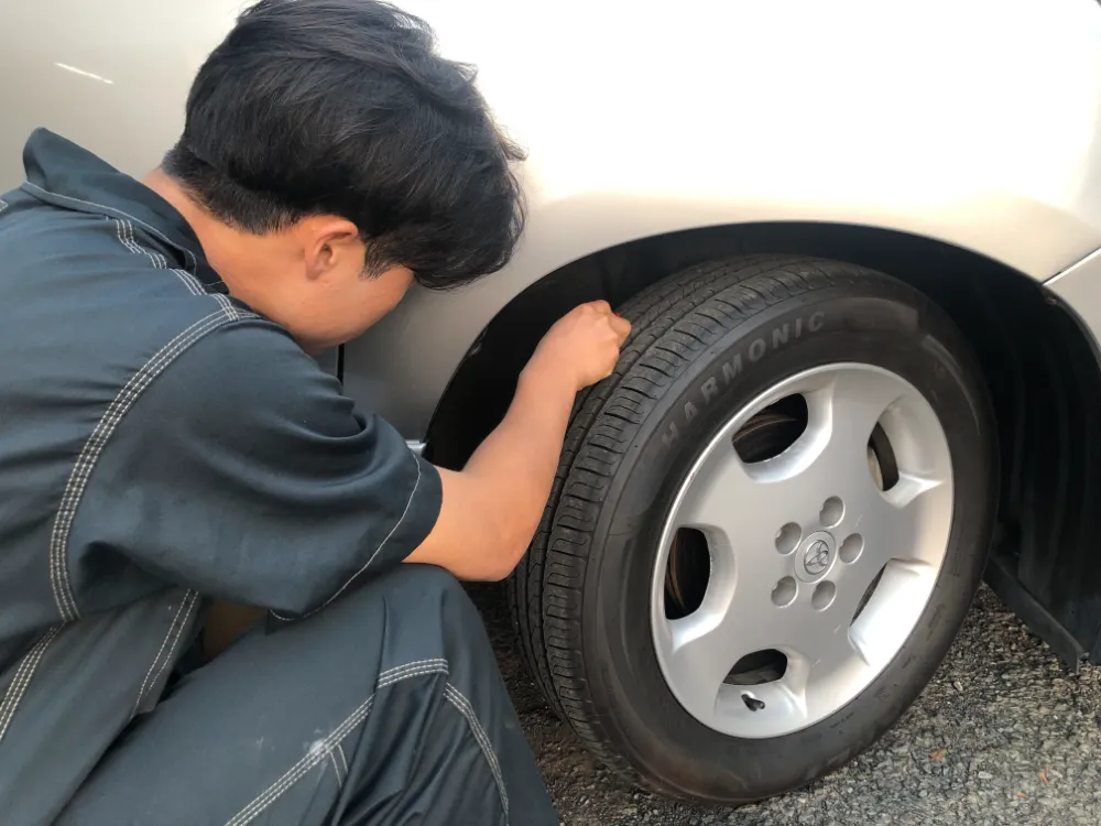 車のタイヤの溝チェック